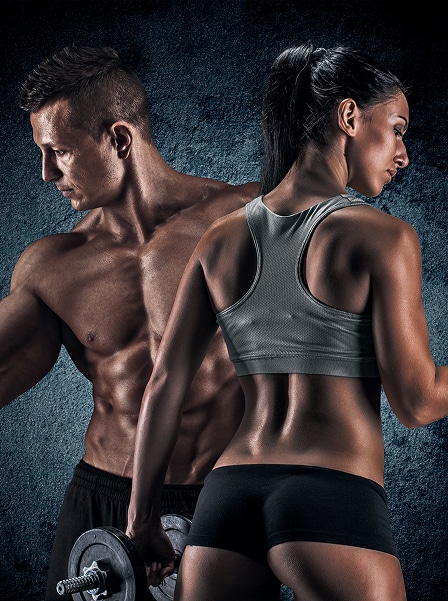 Couple musclé en tenue de sport, homme avec haltère, femme de dos. Corps tonifiés, prêts pour l'entraînement gym fitness.